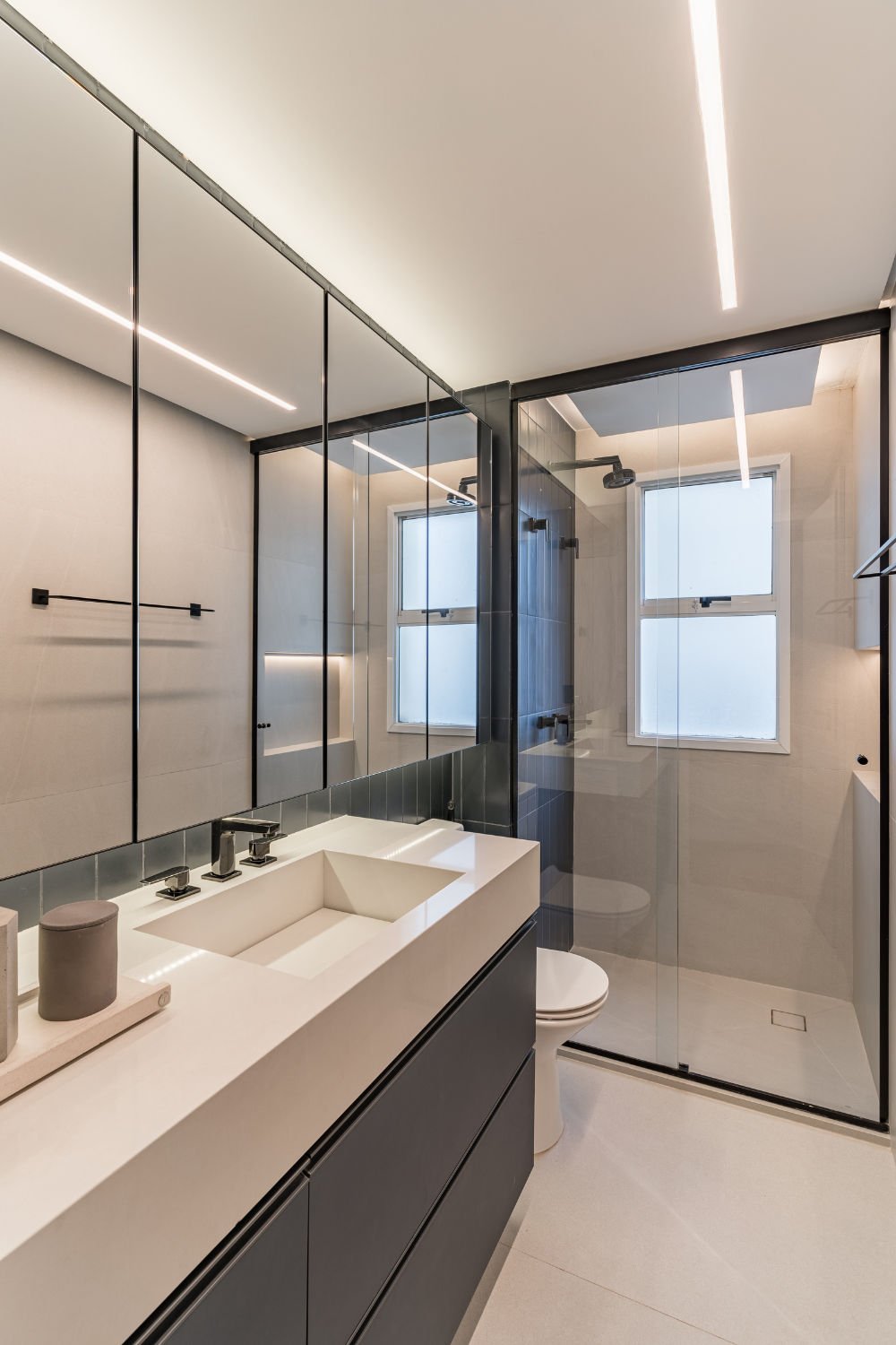 Banheiro com acabamento preto